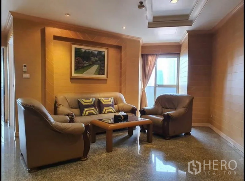 公寓 出租在Ratchathewi, Bangkok - 温馨休闲角，沙发组、茶几与装饰画壁龛。