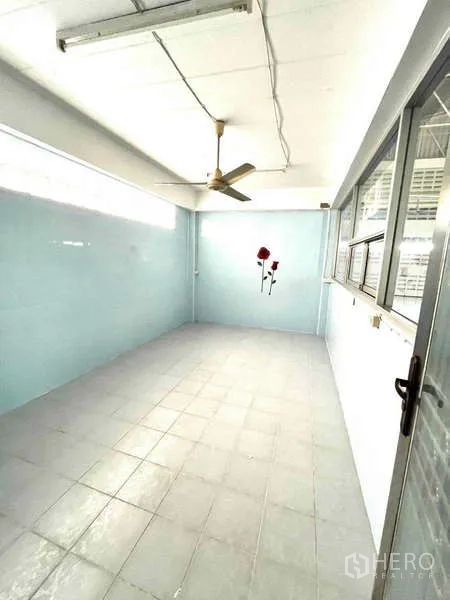 Warehouse for rent in Bang Phli, Samut Prakan - Compact staff room with ceiling fan and light blue tiled walls beside the office.