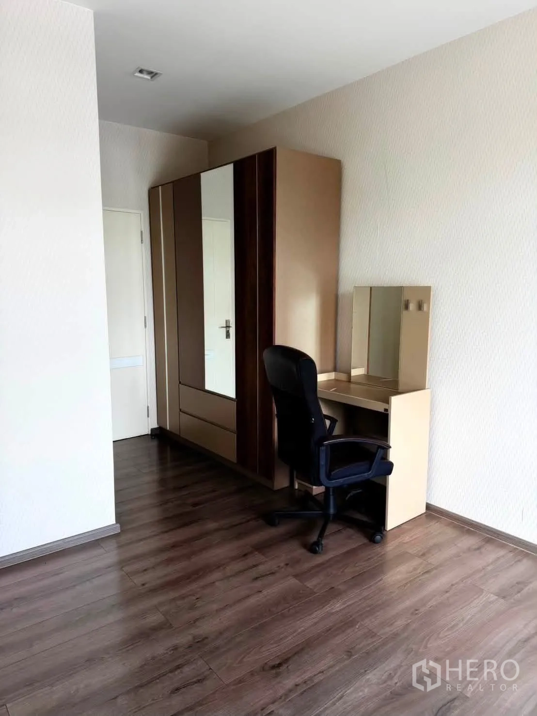 บ้านเดี่ยว for rent in Bang Phli, Samut Prakan - มุมตู้เสื้อผ้า โต๊ะเครื่องแป้ง และเก้าอี้สำนักงาน พื้นไม้