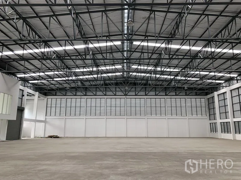 Factory for rent in Phra Nakhon Si Ayutthaya - Clear-span warehouse interior with ventilation louvers and bright skylight strips.