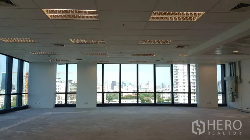 办公空间 出租 - 明亮的开放式办公室，落地窗俯瞰城市天际线，位于曼谷沙吞。