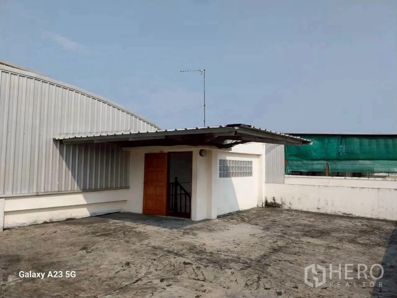 Factory for rent in Phra Samut Chedi, Samut Prakan - Rooftop terrace with a small utility room and metal awning.