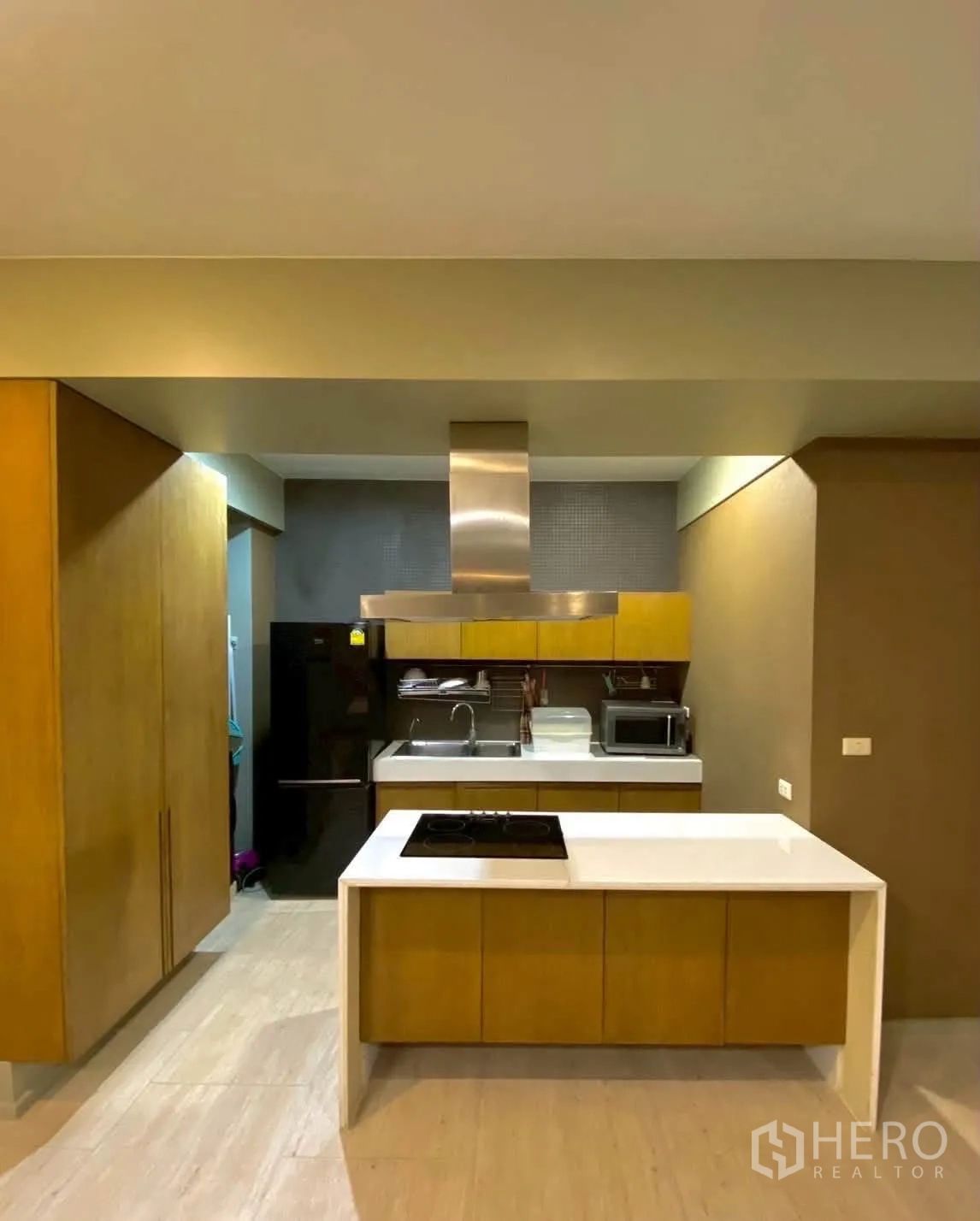 คอนโด for rent in Khlong Toei, Bangkok - ครัวสมัยใหม่พร้อมไอส์แลนด์เตา เครื่องดูดควัน และตู้บิลต์อิน