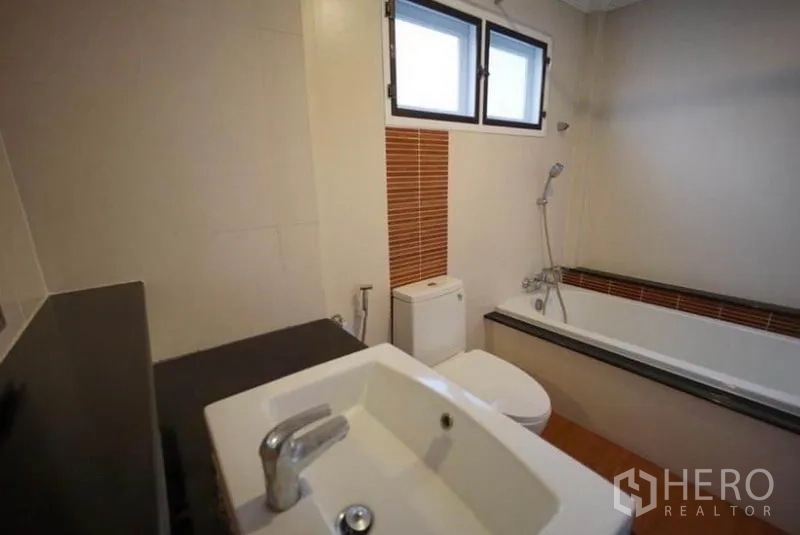 บ้าน ให้เช่าในBang Phli, Samut Prakan - ห้องน้ำหลักพร้อมอ่างอาบน้ำ ฝักบัว และหน้าต่างสองบาน