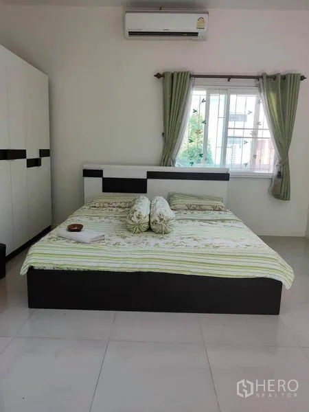 บ้าน ขายในMin Buri, Bangkok - ห้องนอนชั้นล่าง พื้นกระเบื้อง ผ้าม่านสีเขียว