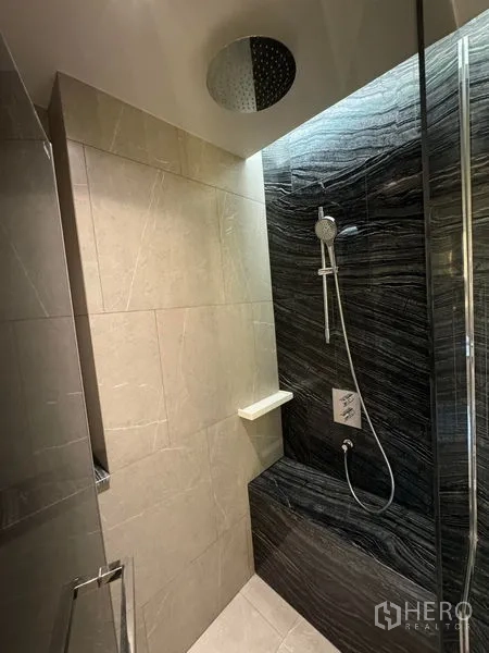 คอนโด ให้เช่าในWatthana, Bangkok - ห้องอาบน้ำฝักบัวเรนชาวเวอร์พร้อมที่นั่งและผนังหินลาย
