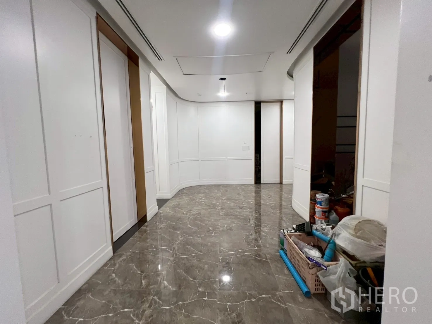 พื้นที่ขายปลีก ให้เช่าในWatthana, Bangkok - โถงโค้งผนังบัวสีขาว พื้นกระเบื้องหินอ่อน พร้อมเครื่องมือและสี