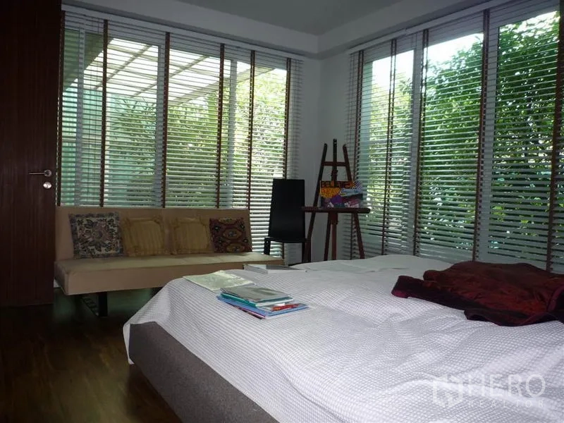 Detached House for rent in Khan Na Yao, Bangkok - Corner bedroom with floor-to-ceiling windows, blinds and sofa seating