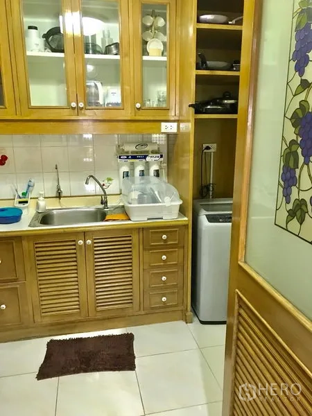 公寓 出租在Watthana, Bangkok - 备用厨房带水槽、上柜、瓷砖墙面及洗衣机位置。