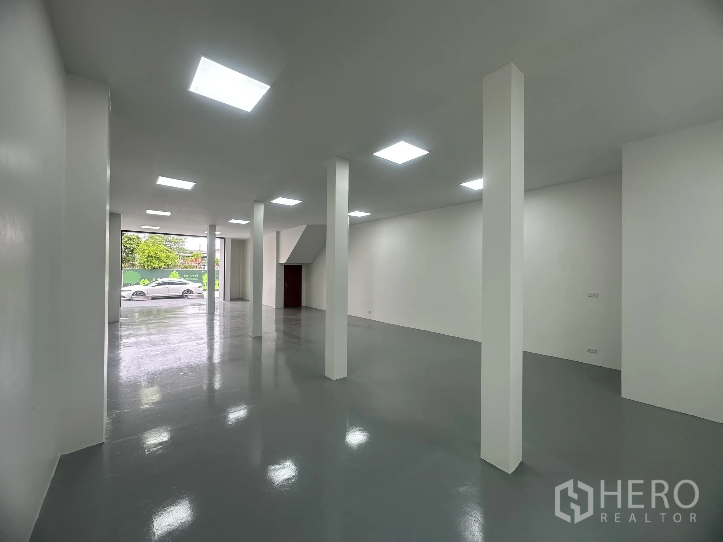 คลังสินค้า ขายในKhlong Luang, Pathum Thani - โถงเก็บสินค้าแบบเปิดโล่ง มีเสารองรับ และประตูม้วนขนาดใหญ่รับการขนถ่ายจากถนน