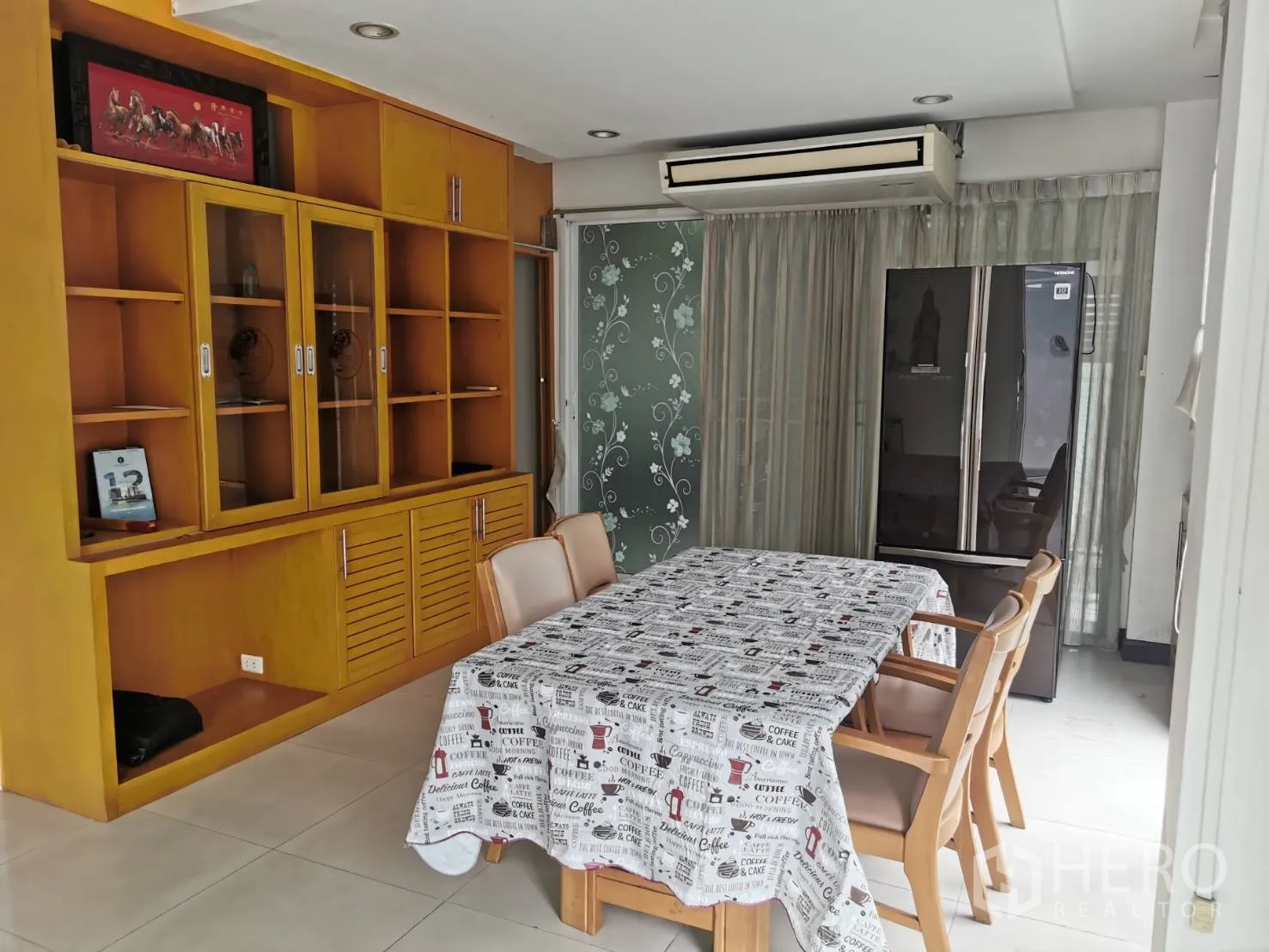Townhouse for rent or sale in Yan Nawa, Bangkok - Dining area featuring built-in wall cabinetry, large windows and a double-door refrigerator.
