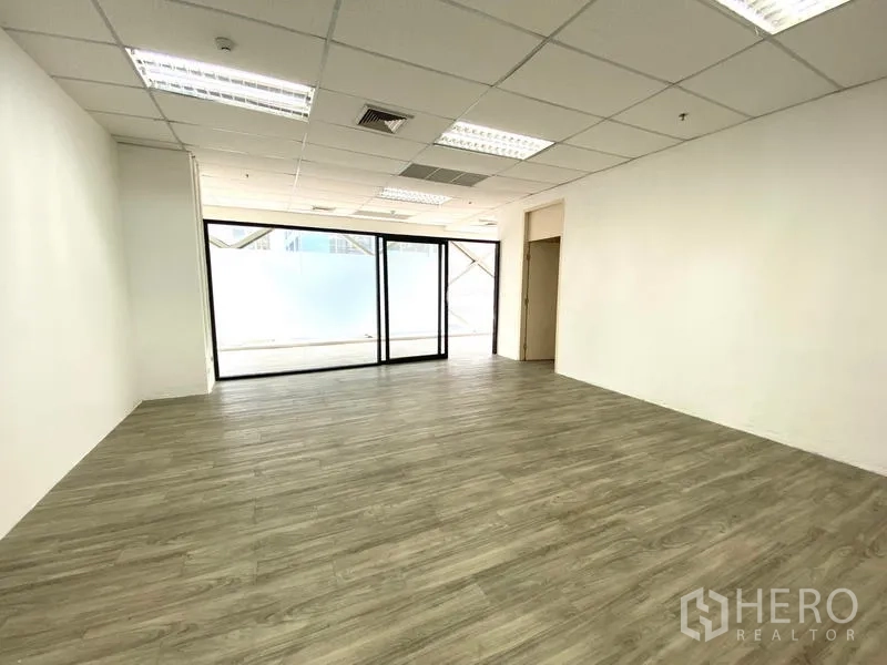 办公空间 出租在Watthana, Bangkok - 宽敞办公室，LED灯、空调出风口与通往会议区的大型玻璃门。