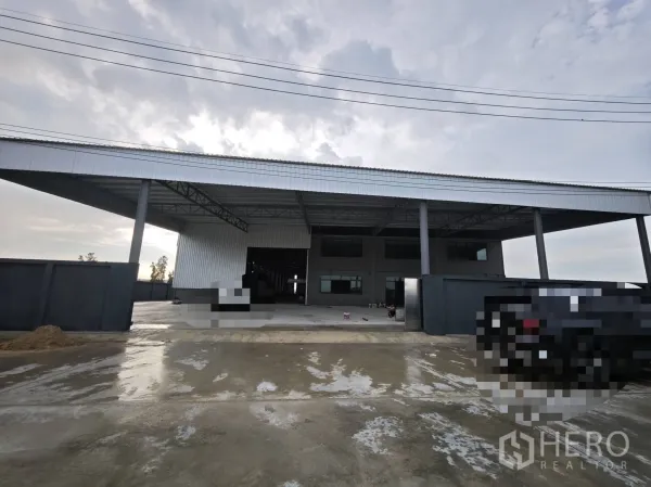 仓库 for rent or sale in Bang Phli, Samut Prakan - 仓库正面外观，展示大型屋檐与宽敞车道。