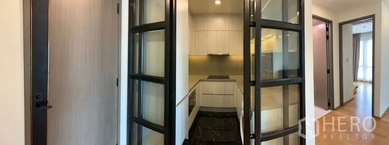 公寓 出售在Khlong Toei, Bangkok - 走廊处折叠玻璃门，通向封闭式厨房。