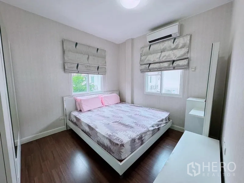 บ้าน ให้เช่าในPrawet, Bangkok - ห้องนอนรอง เตียงคู่ ผ้าม่านมู่ลี่ และเครื่องปรับอากาศ