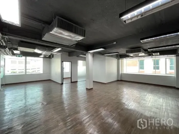 Office Space for rent in Ratchathewi, Bangkok - Corner office zone with large windows on two sides bringing natural light onto polished floors.
