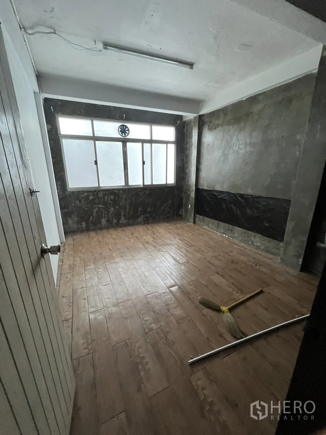 Shophouse for rent in Watthana, Bangkok - Another small room with wood-look tile floor and large window.