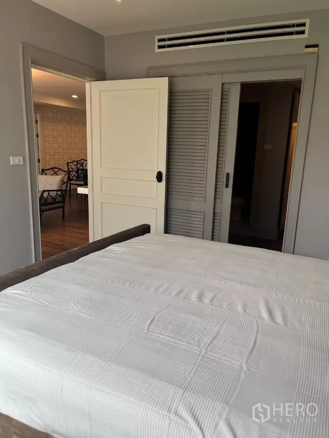 公寓 出租在Pathum Wan, Bangkok - 卧室内可见房门、顶置空调出风口与衣柜。