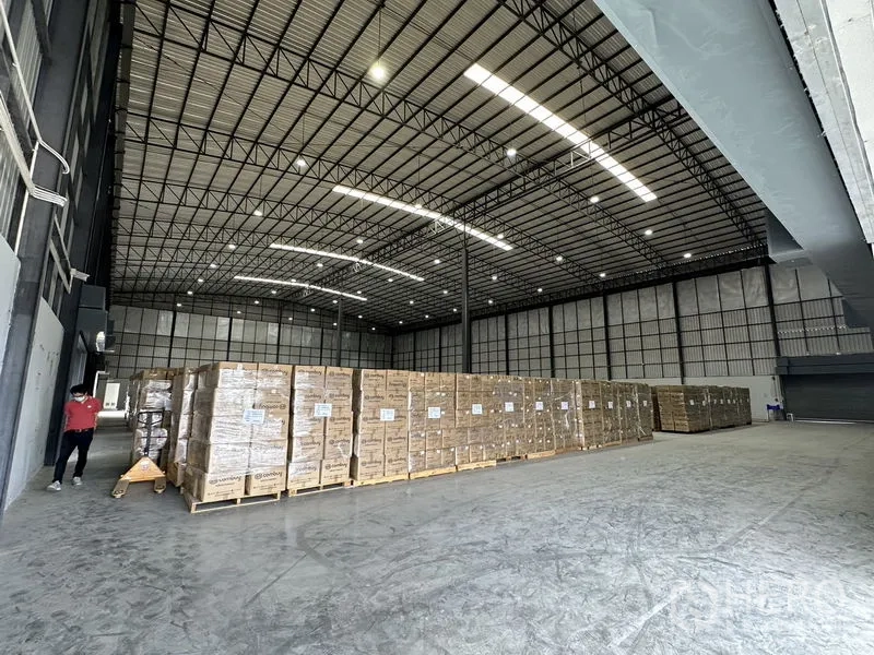 Warehouse for rent in Lat Krabang, Bangkok - Large storage bay with polished concrete floor, high roof and palletized inventory.