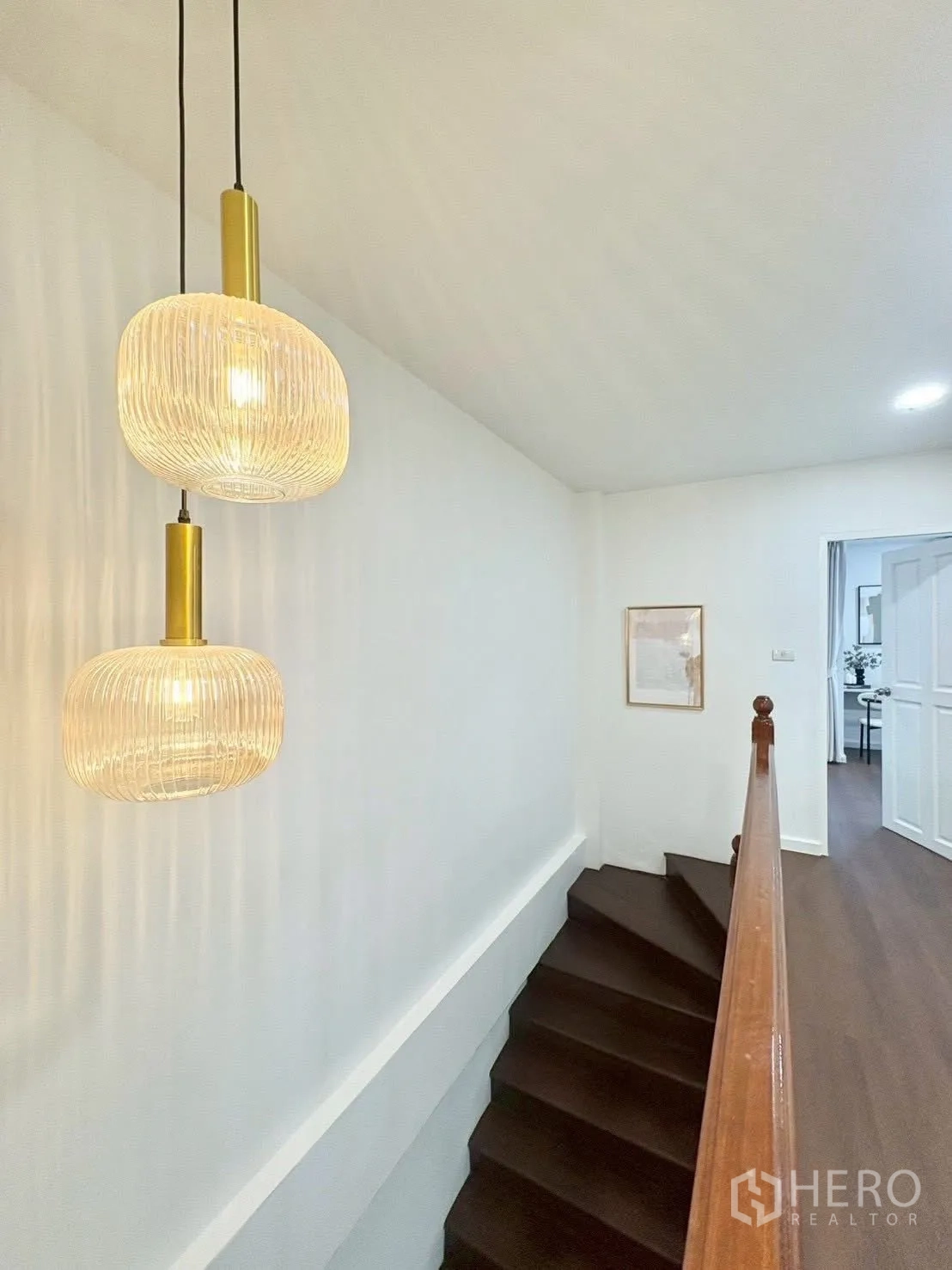 ทาวน์เฮาส์ for rent in Huai Khwang, Bangkok - บันไดไม้เข้มพร้อมราวจับและโคมไฟแขวนสไตล์โมเดิร์น
