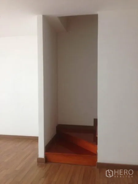 Home Office for rent in Bang Phli, Samut Prakan - Enclosed stairwell with wooden steps between floors.