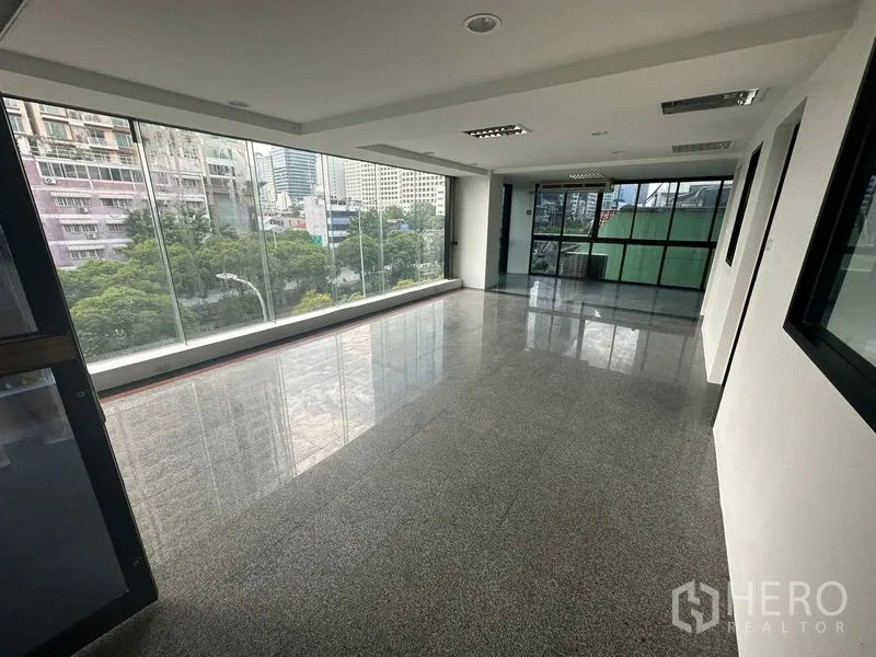 办公空间 出租在Sathon, Bangkok - 狭长明亮的办公空间，幕墙玻璃、城市景观与分隔窗。