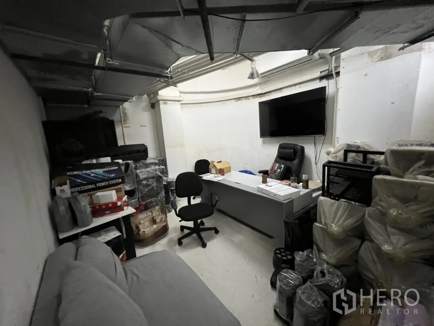 零售空间 出租在Watthana, Bangkok - 后勤办公室，书桌、沙发与壁挂电视。