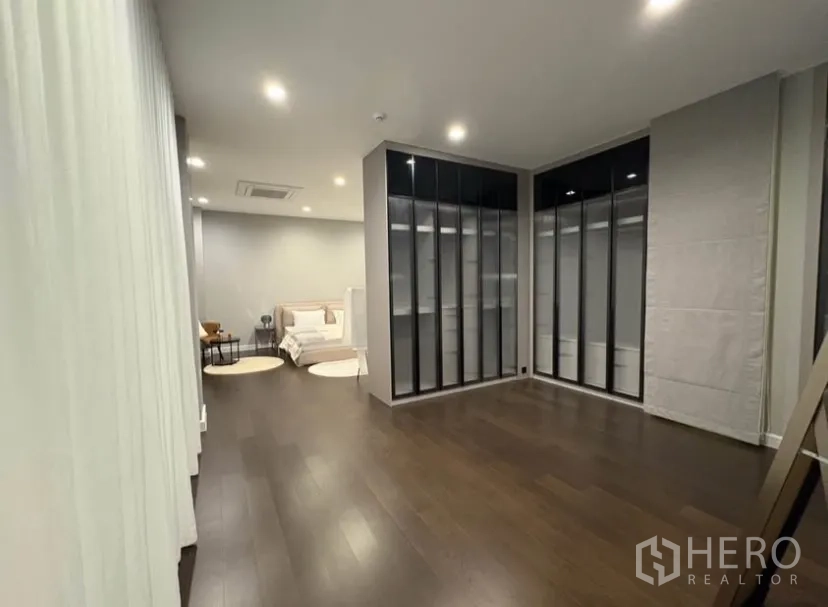 บ้านเดี่ยว for rent in Suan Luang, Bangkok - มาสเตอร์สวีทกว้างพร้อมตู้เสื้อผ้าแบบวอล์กอินและมุมพักผ่อน