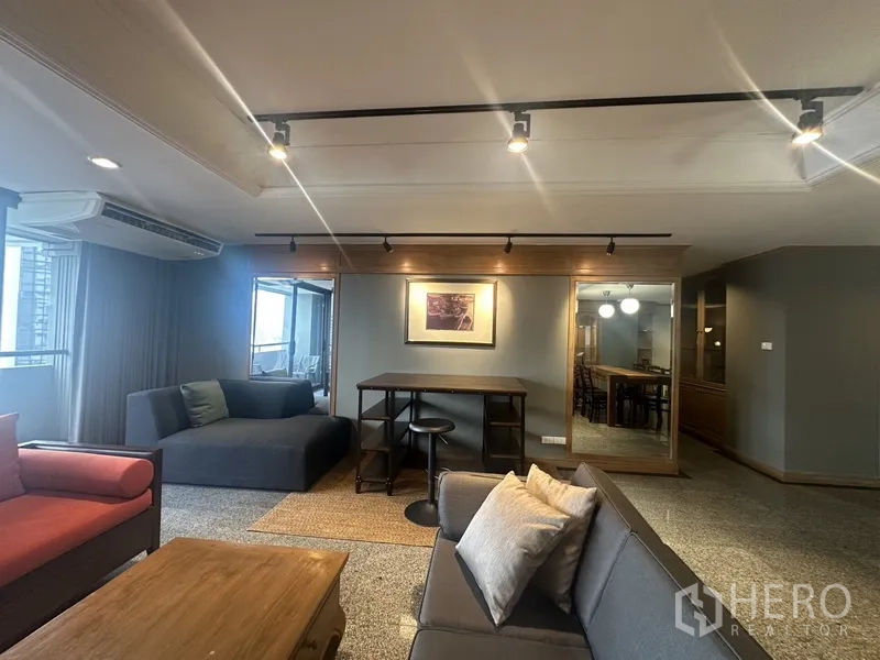 公寓 出售在Watthana, Bangkok - 明亮客厅，沙发组合、工作桌与镜面墙