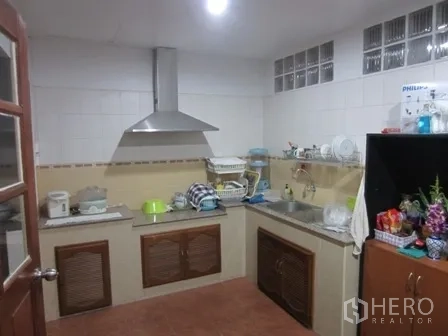 带办公室的家 出租或出售在Wang Thonglang, Bangkok - 实用泰式厨房，带油烟机、水槽与瓷砖墙面。