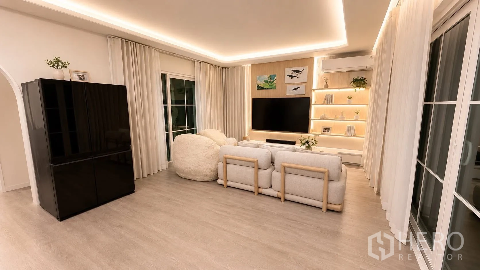 独栋房屋 for rent or sale in Bang Phli, Samut Prakan - 客厅设电视墙与LED灯带展示柜，大窗与沙发座椅。