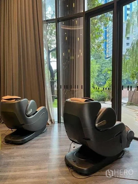 公寓 出售在Watthana, Bangkok - 休闲区配两张按摩椅，临落地玻璃窗采光充足。