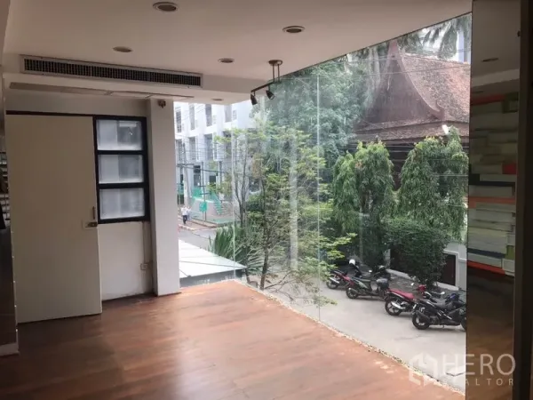พื้นที่ขายปลีก ให้เช่าในWatthana, Bangkok - พื้นที่ชั้นบนพื้นไม้ กระจกเต็มผนัง มองเห็นถนนและต้นไม้