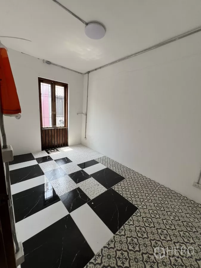 Retail Space for rent in Khlong Toei, Bangkok - Room with patterned black-and-white tile flooring and white walls.