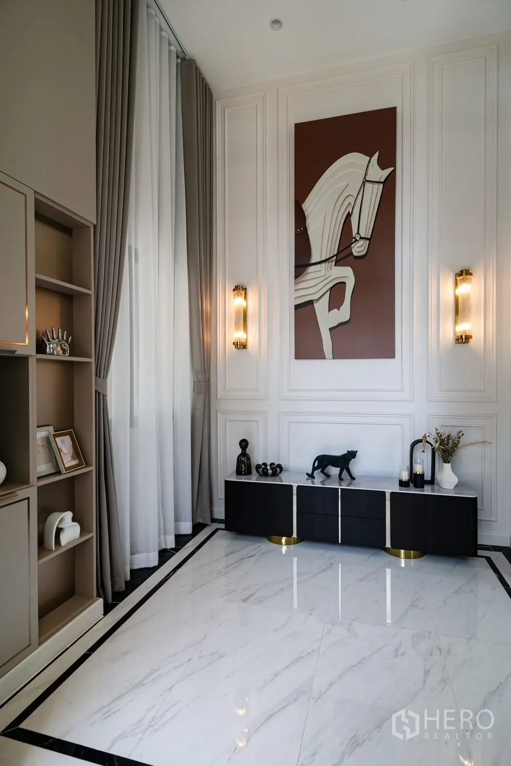 Detached House for rent or sale in Saphan Sung, Bangkok - Elegant corner with wall art, sconces and built-in shelving.