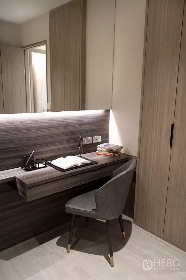 公寓 出租在Watthana, Bangkok - 内置书房工作区特写，木质柜体、工作照明与软包椅。