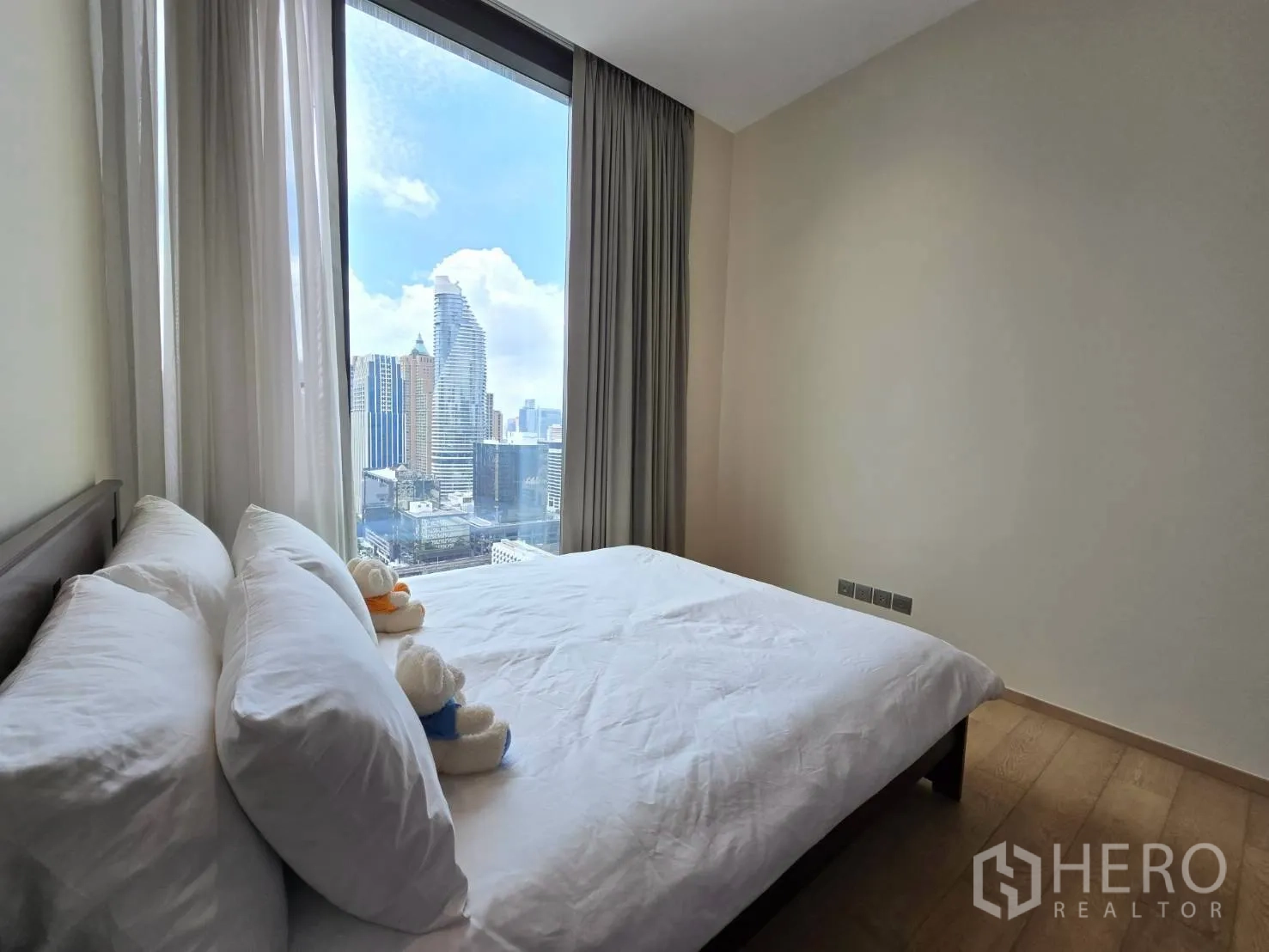 公寓 for rent in Pathum Wan, Bangkok - 次卧配白色床品与落地窗，城市景观清晰。