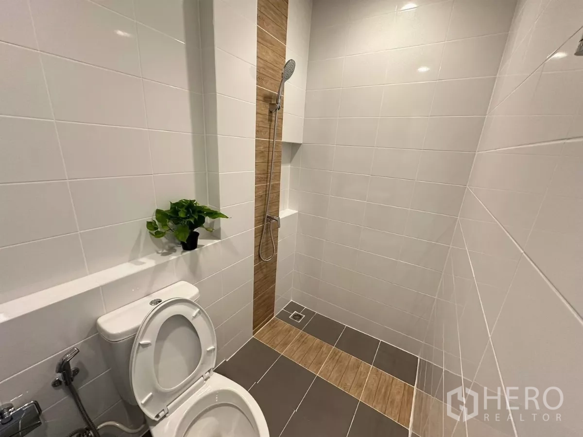 Townhouse for rent in Bang Phli, Samut Prakan - Second bathroom with walk‑in shower niche and white tiled walls.