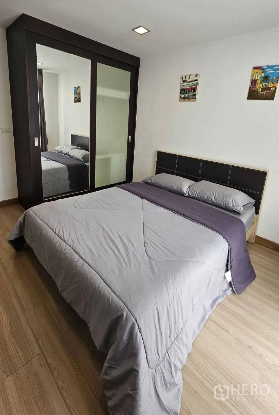 公寓 出租在Watthana, Bangkok - 温馨卧室，灰色床品与大镜面移门衣柜，木地板。