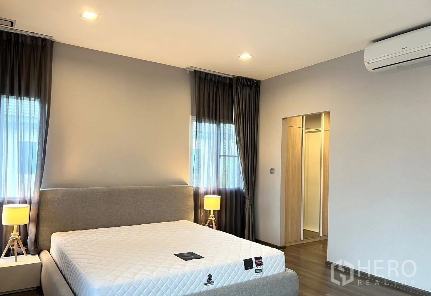 独立式住宅 出租在Prawet, Bangkok - 步入式衣帽间走廊，顶天立地木质衣柜