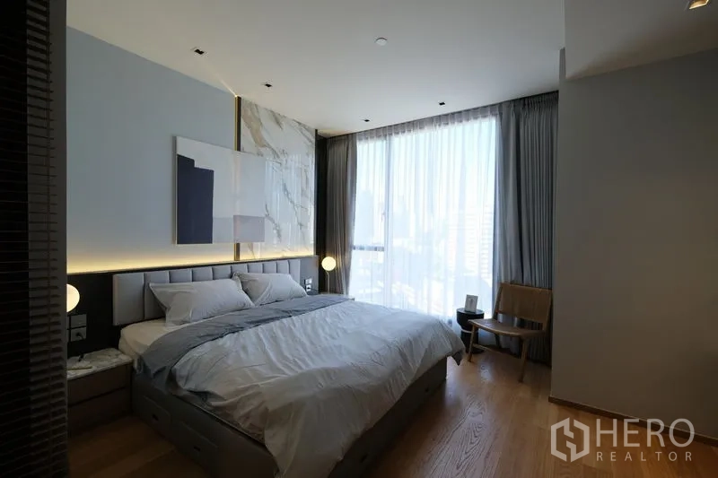 คอนโด ให้เช่า - ห้องนอนพร้อมผ้าม่านเต็มความสูง พื้นไม้ และมุมที่นั่ง