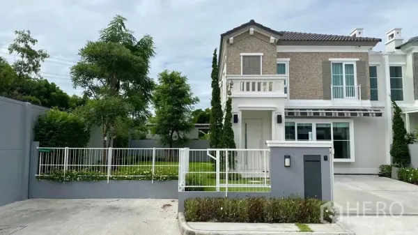 Townhouse for rent in Prawet, Bangkok - Modern townhouse exterior with gated driveway, balcony and landscaped front lawn in Bangkok.