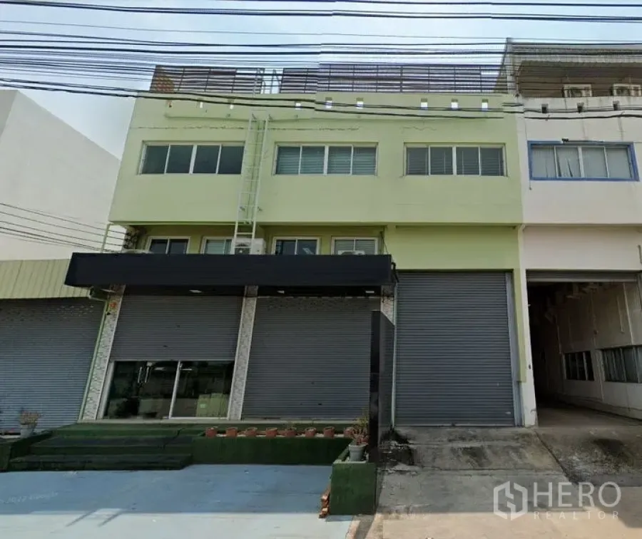 คลังสินค้า ให้เช่าในSamut Prakan - ด้านหน้าอาคารโกดัง 3 ชั้น ประตูม้วนและทางโหลดสินค้า