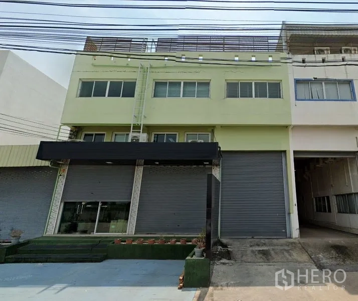 คลังสินค้า ให้เช่าในSamut Prakan - ด้านหน้าอาคารโกดัง 3 ชั้น ประตูม้วนและทางโหลดสินค้า