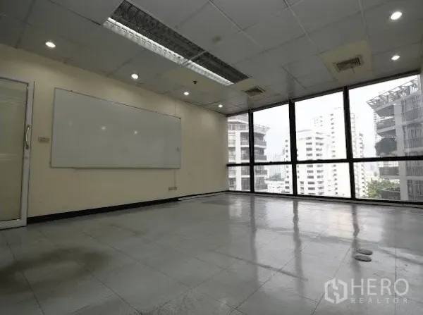 办公空间 出租在Watthana, Bangkok - 宽敞会议室，大幅窗户与天际线景观，墙面白板。