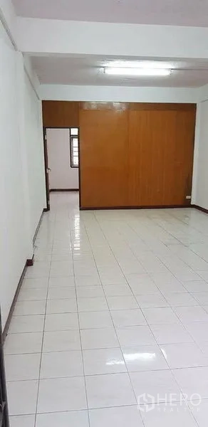 带办公室的家 出租或出售在Bang Na, Bangkok - 邦那家庭办公室内，亮面瓷砖与木质隔墙的空房间。