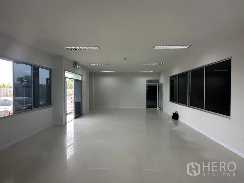 工厂 出租在Bang Phli, Samut Prakan - 一层明亮办公室，落地大窗，瓷砖地面与玻璃入口