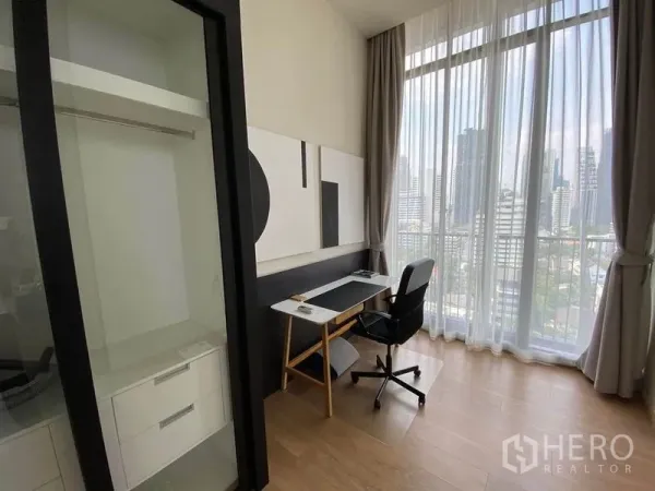 คอนโด ให้เช่าในWatthana, Bangkok - ห้องทำงานหรือห้องนอนที่สอง โปร่งสว่างด้วยผ้าม่านเต็มผนังและวิวเมือง
