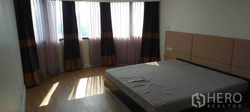 คอนโด ให้เช่าในWatthana, Bangkok - ห้องนอนมุมมองพาโนรามา มีหน้าต่างทรงเบย์ ม่านโปร่ง และแสงธรรมชาติ
