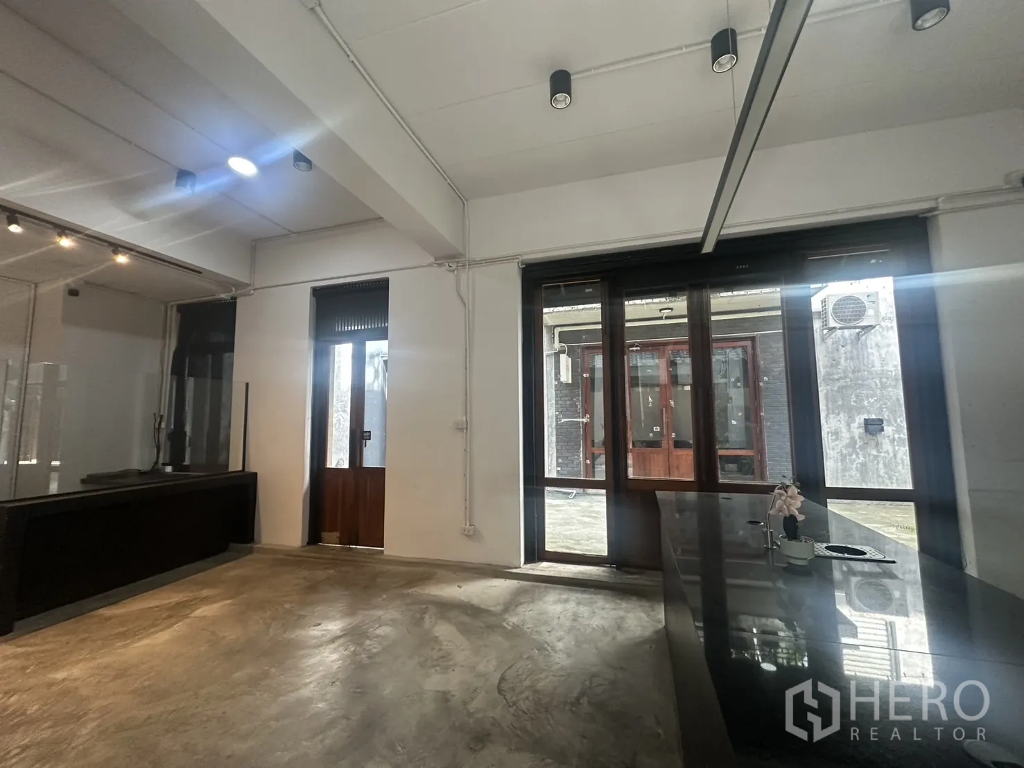 带办公室的家 出租在Pathum Wan, Bangkok - 宽敞一层空间，轨道灯与打磨混凝土地面。